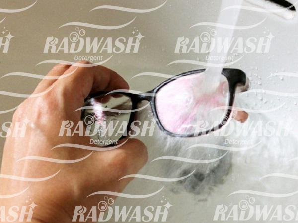تمیز کردن عینک با مایع ظرفشویی